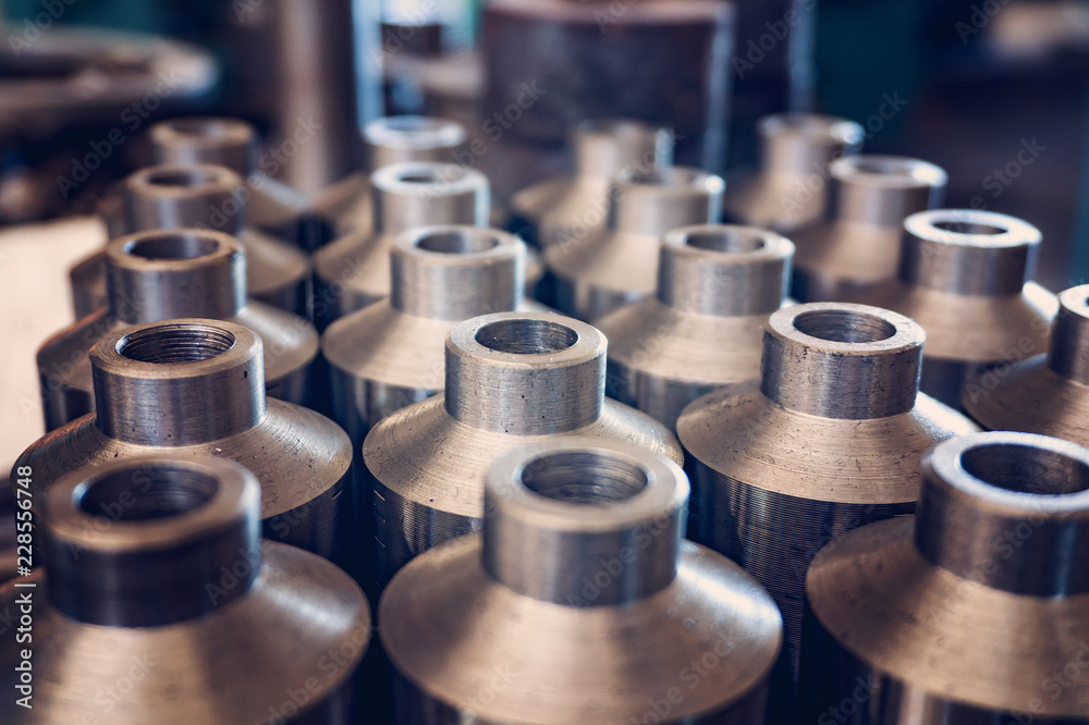 After turning, round parts are in stock in the workshop. After turning, round parts are in stock in the workshop.
