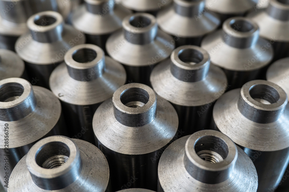 After turning, round parts are in stock in the workshop. After turning, round parts are in stock in the workshop.