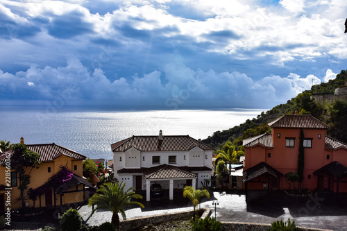 casas andaluzas con vista de tormenta en el horizonte marino