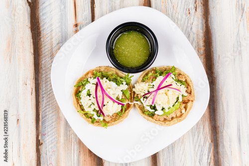 Comida mexicana sopes de jaiba delicioso photo