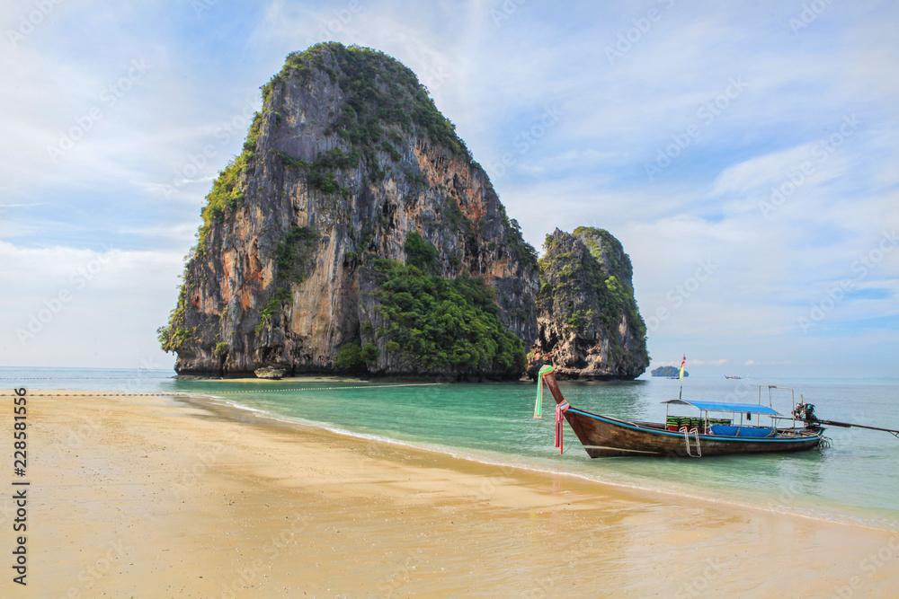 Obraz premium Long boat and tropical beach, Andaman Sea, Thailand