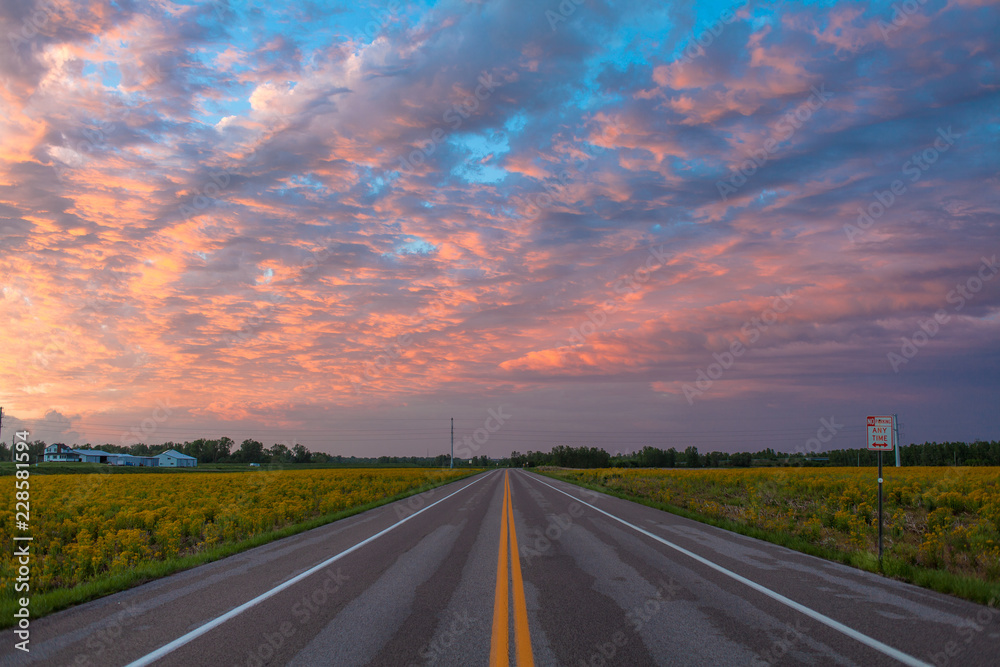 Naklejka premium Sunset on the country roads