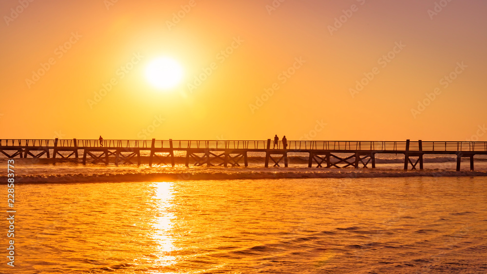 Couché soleil jetée océan mer promenade littoral été orange amoureux voyage