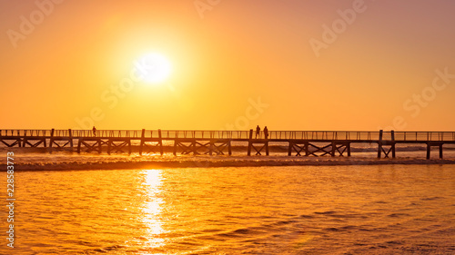 Couché soleil jetée océan mer promenade littoral été orange amoureux voyage © fabrice