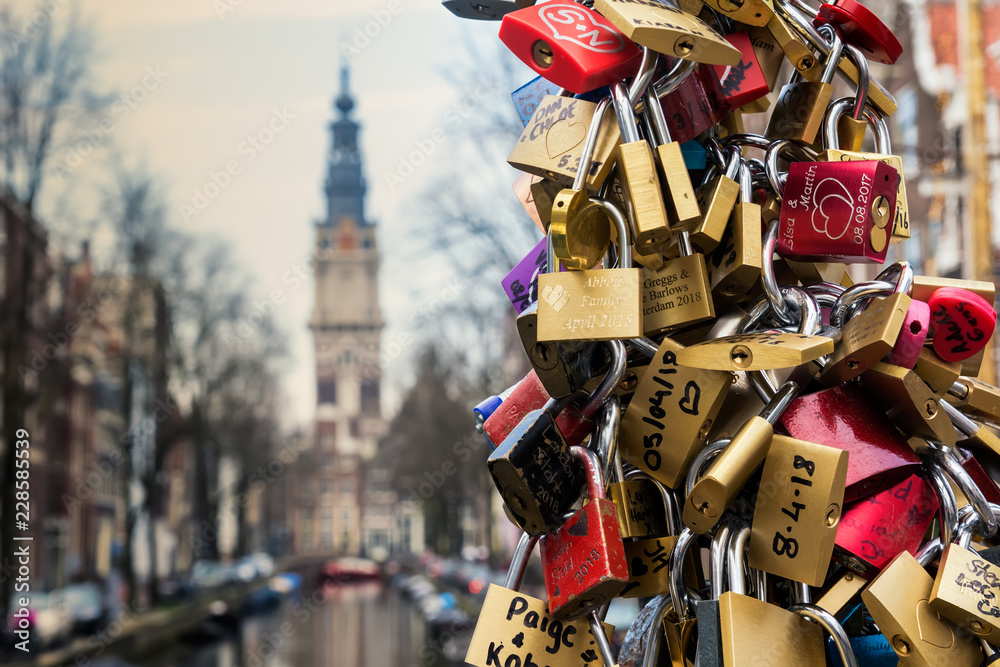 Fototapeta premium Amsterdam, Holandia - 10 kwietnia 2018: Setki kłódek (tzw. Kłódek miłosnych) w Amsterdamie, Holandia. Blokady pozostawione jako obietnica dla bliskich na moście Kloveniersburgwal / Staalstraat.