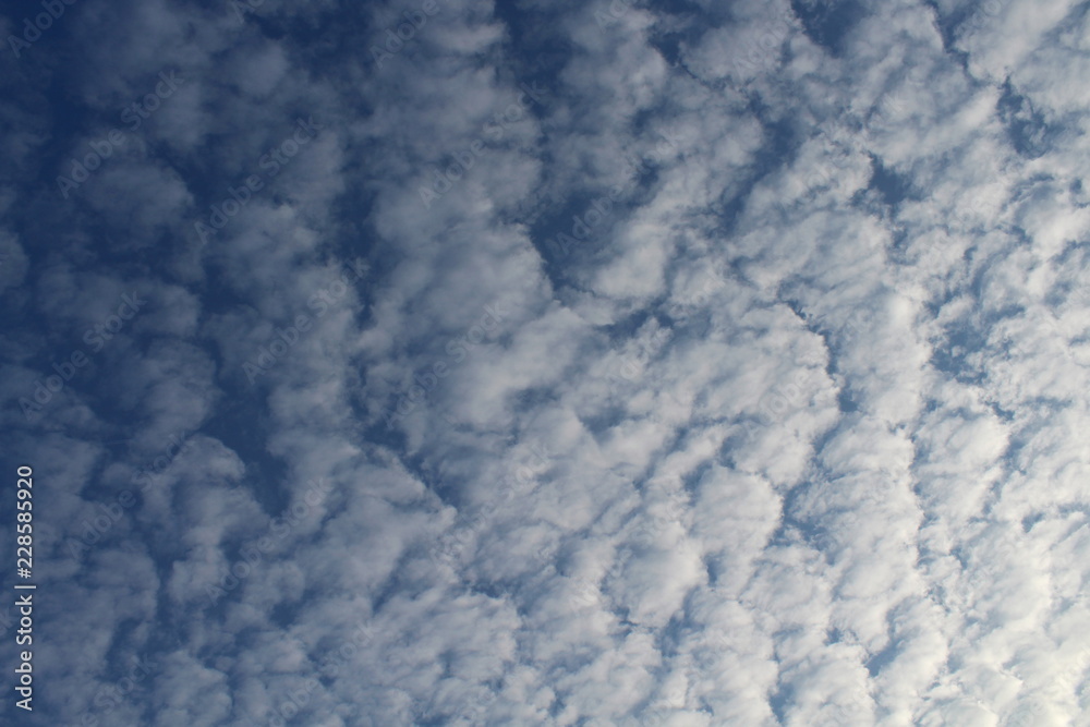 Cielo azzurro con nuvole in Ottobre