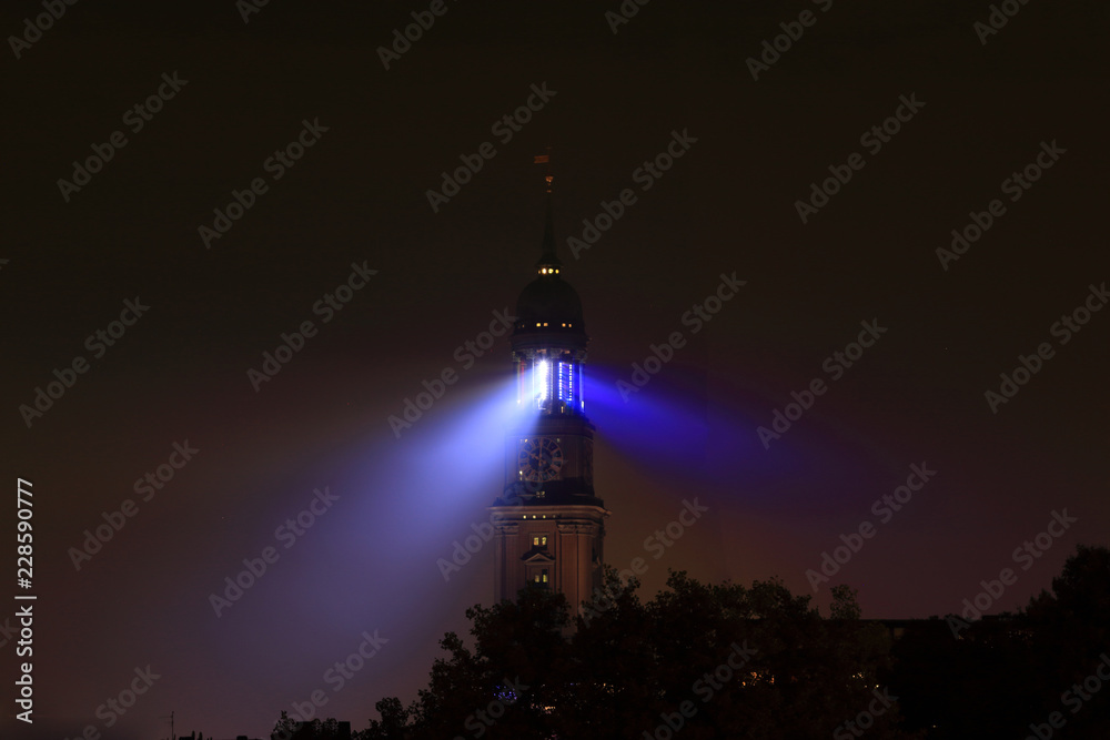 Turm des Hamburger Michel in der Nacht
