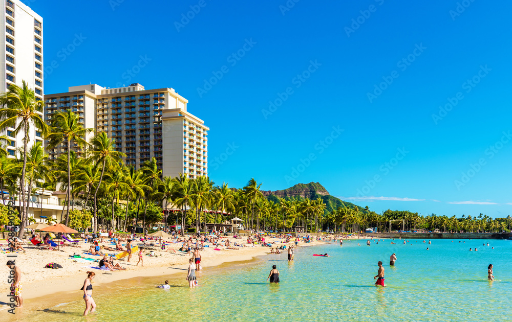 Obraz premium Honolulu, Hawaje - 16 lutego 2018: Widok na plażę Waikiki. Skopiuj miejsce na tekst.