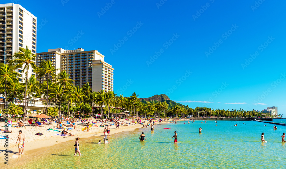Fototapeta premium Honolulu, Hawaje - 16 lutego 2018: Widok na plażę Waikiki. Skopiuj miejsce na tekst.
