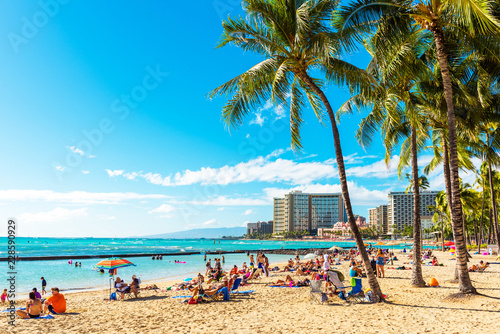 Honolulu, Hawaje - 16 lutego 2018: Widok na piaszczystą plażę miasta Waikiki. Skopiuj miejsce na tekst.