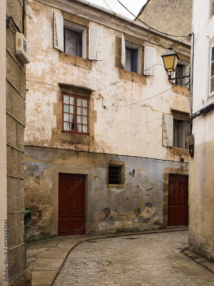 Paseando por las calles de Mondoñedo en Lugo, España, con sus fachadas antiguas, en el verano de 2018.