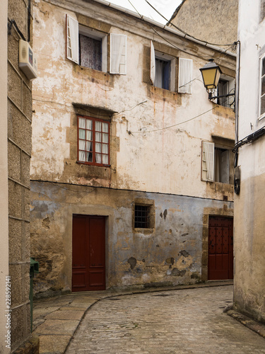 Fototapeta Naklejka Na Ścianę i Meble -  Paseando por las calles de Mondoñedo en Lugo, España, con sus fachadas antiguas, en el verano de 2018.