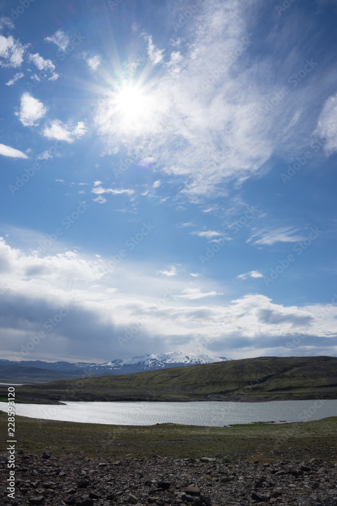Berg- und Seen-Landschaft auf der Fahrt ins isländische Hochland – Blick auf den Hekla / Süd-Island