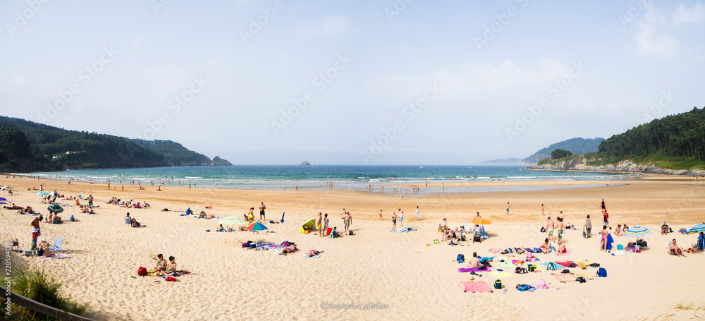 Bonito paisaje estival de la Playa Abrela en la ría de Viveiro, Galicia, España, verano de 2018