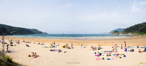 Bonito paisaje estival de la Playa Abrela en la ría de Viveiro, Galicia, España, verano de 2018 © acaballero67