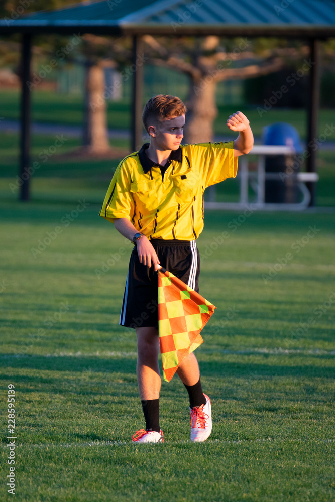 Obraz premium Soccer referee with the sun in his eyes