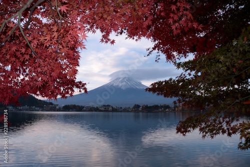 秋の河口湖の富士山/河口湖の秋のきれいな富士山 © nonsan