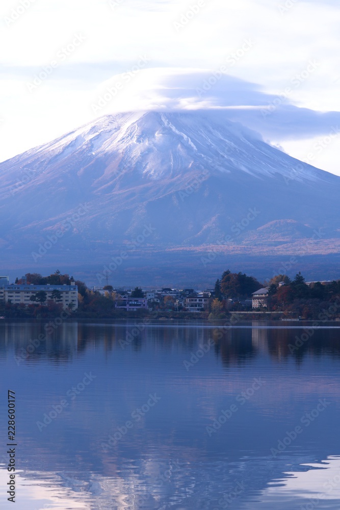 秋の傘雲かぶった富士山 河口湖の富士山 Stock Photo Adobe Stock
