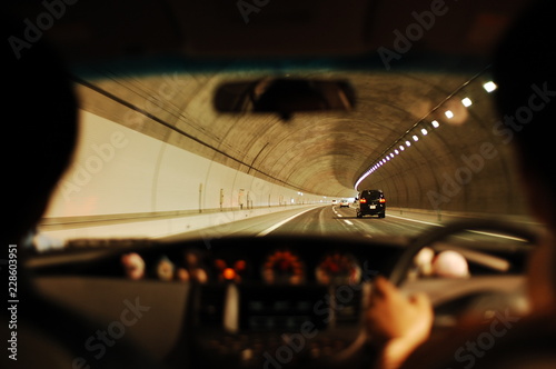 トンネル内、車を運転する車内の風景イメージ