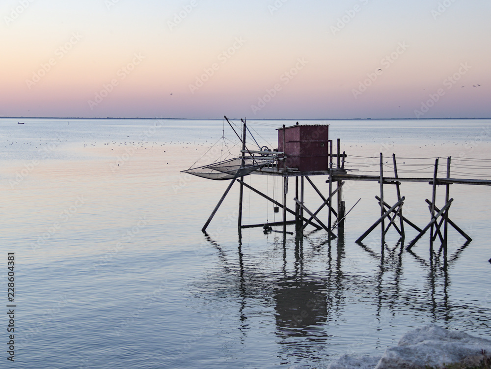 Nouvelle Aquitaine - Esnandes - Carrelet en soirée après le coucher du soleil Nouvelle Aquitaine - Esnandes - Carrelet en soirée après le coucher du soleil