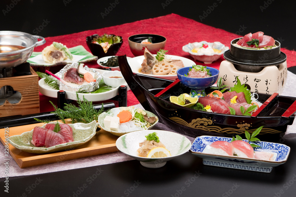 会席 和 ガリ づくし 牛 肉 伊勢海老 しいたけ サラダ 鯛 料理 肉 刺身 鮪 天