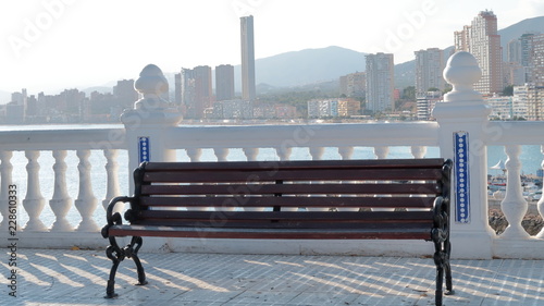 Banco de madera en el mirador de Benidorm o balcón del mediterraneo con vista de la playa de poniente en Benidorm, Alicante, España