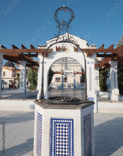 Pozo con candados de amor del mirador del castillo o balcón del mediterraneo de Benidorm, en Alicante, España