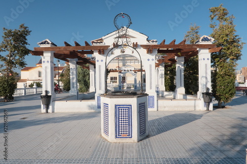 Pozo con candados de amor del mirador del castillo o balcón del mediterraneo de Benidorm, en Alicante, España