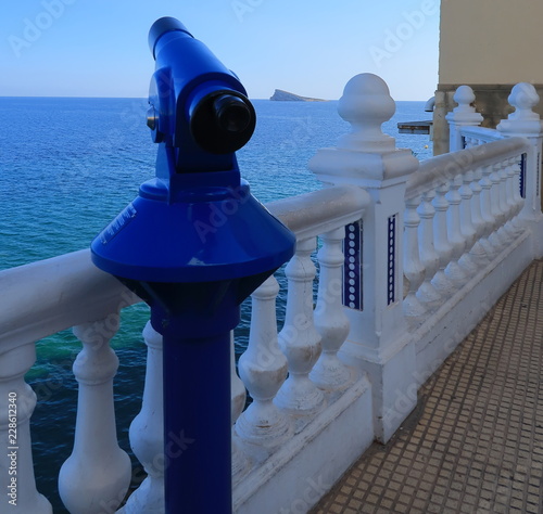 Catalejo de monedas del mirador de Benidorm o Balcón del mediterraneo con vista del mar y la isla en Benidorm, Alicante, España