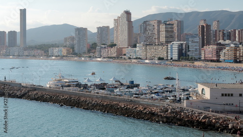 Playa de poniente y puerto deportivo y pesquero de Benidorm en Alicante, España, Europa
