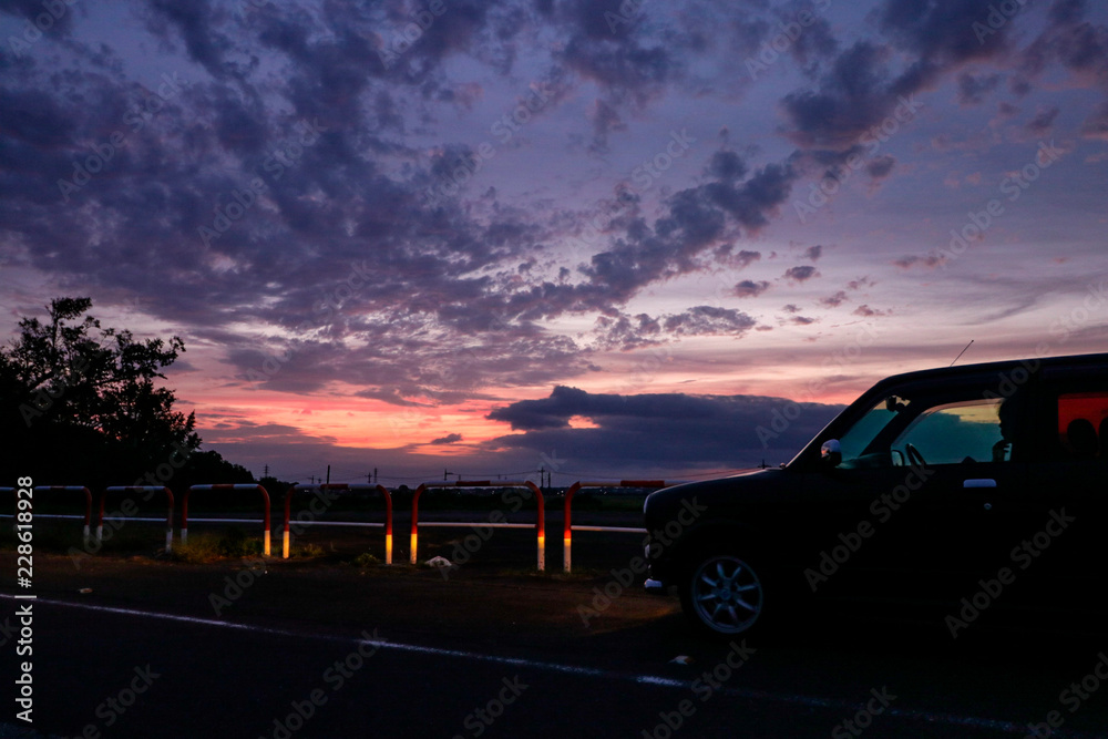 河川敷からの夕焼けと車の影 Stock Photo Adobe Stock 河川敷からの夕焼けと車の影 Stock Photo Adobe Stock