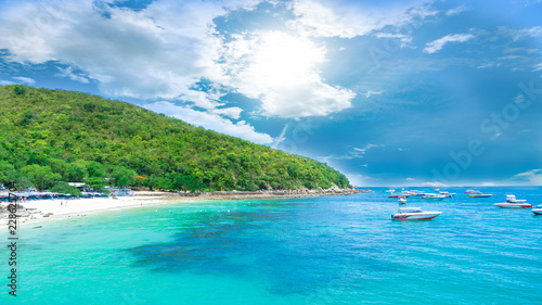 Fototapeta Naklejka Na Ścianę i Meble -  landscape view koh larn island popular tropical beach on a hot weather and fine day in pattaya city to chonburi province of Thailand