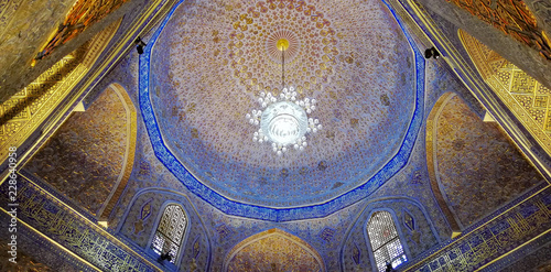 Moschea in Uzbeksitan, interno. Particolare della cupola con decori turchesi e oro. photo