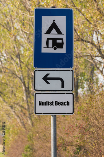 Wegweiser zum Zeltplatz , Campingplatz und Nudist Beach