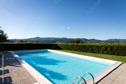 Leerer Swimming Pool vor blauem Himmel