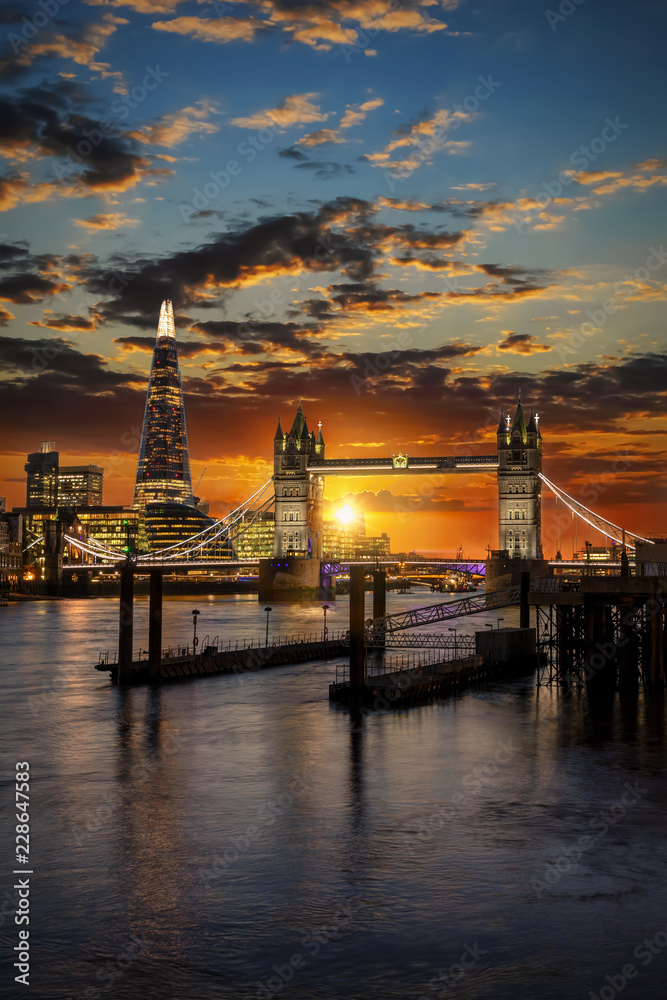 Fototapeta premium Tower Bridge i miejski panoramę Londynu o zachodzie słońca, Wielka Brytania