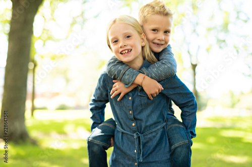 Foto A Picture of brother and sister having fun in the park