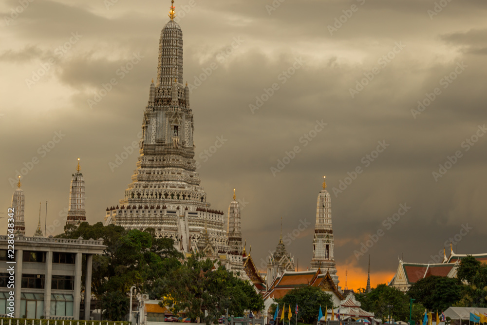 Wat Arun Ratchawararam Ratchawaramahawihan It is located on the Chao Phraya River. It is a symbol of beauty to the eyes of the world. It is a priceless measure for a long time.