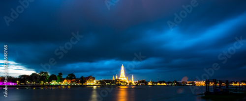 Wat Arun Ratchawararam Ratchawaramahawihan The Chao Phraya River, symbolizing the beauty of the world is one of the important landmarks. Beautifully decorated with art and architecture.