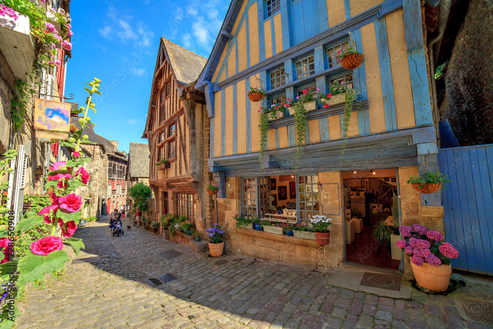 Obraz premium Vieilles maisons dans la ville de Dinan, Bretagne