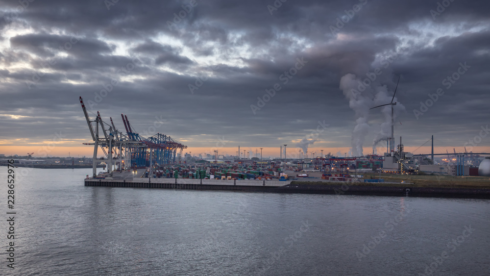 Containerterminal im Hamburger Hafen bei Sonnenaufgang Containerterminal im Hamburger Hafen bei Sonnenaufgang