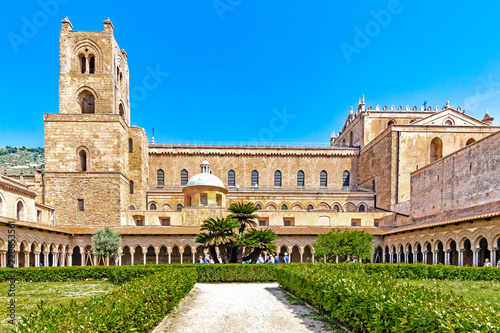 Kathedrale Santa Maria Nuova mit Kreuzgang in Monreale in Sizilien photo