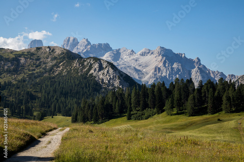 Fahrweg in einem Hochtal - Dolomiten