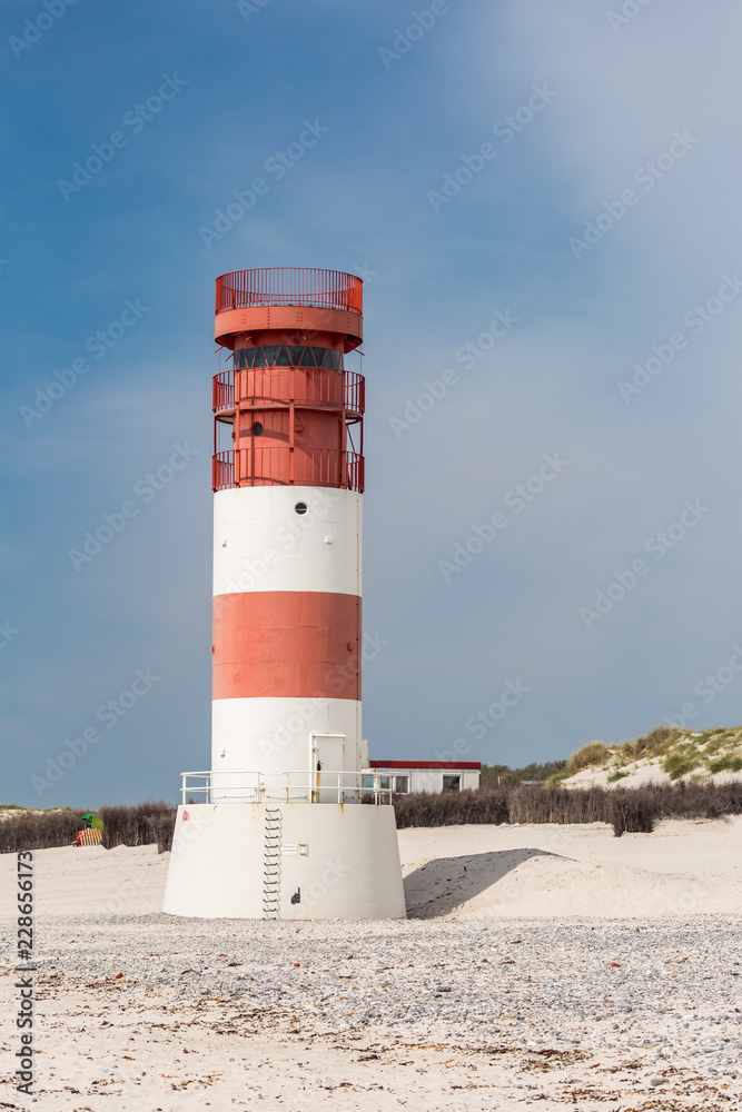 Rot-weisser Leuchtturm auf der Düne in Helgoland am Strand