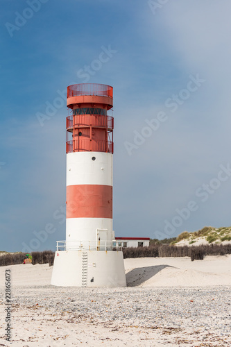 Rot-weisser Leuchtturm auf der Düne in Helgoland am Strand