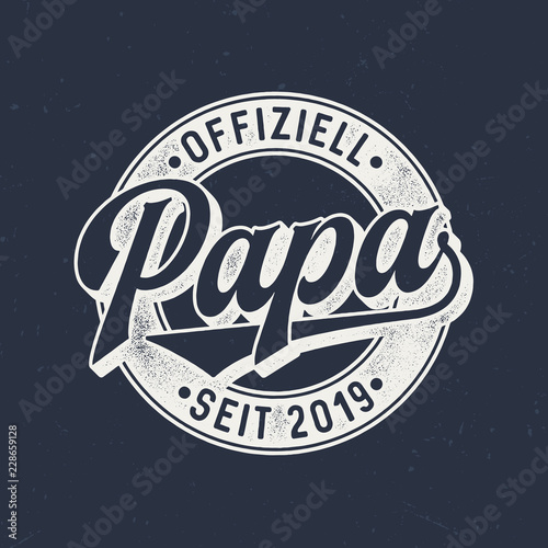 Offiziell Papa Seit 2019 - Used Look T-Shirt Design  photo