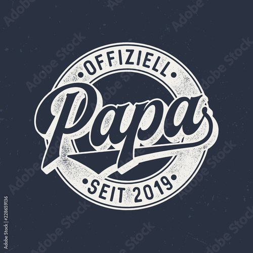Offiziell Papa Seit 2019 - Used Look T-Shirt Design