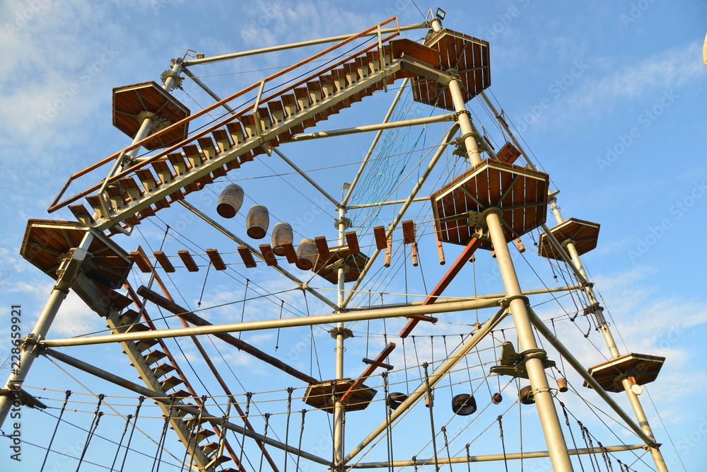 Technischer Hochseil-Parkour im Außengelände einer Kletterhalle