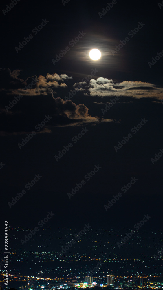 Obraz premium Chiang Mai landscape and red full moon and clouds