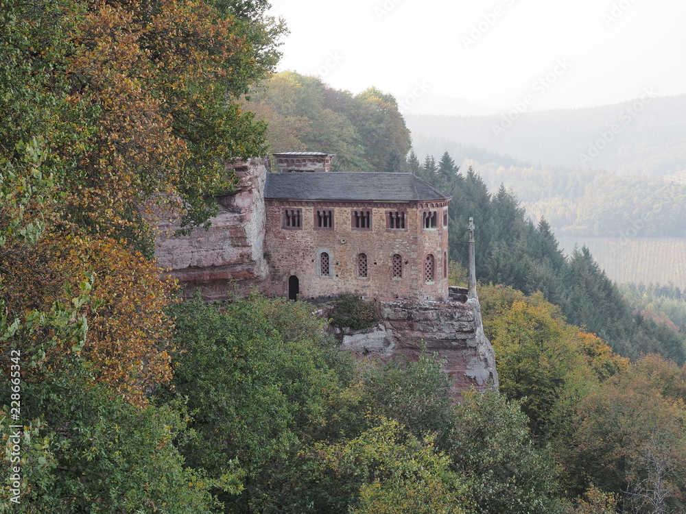 Klause bei Kastel-Staadt mit Felskapelle und Grabkapelle - auf einem Plateau gegenüber von Serrig mit Blick über das Saartal
